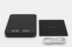 Kit completo de gramera cafetera, cable USB-C y tapete de silicona sobre superficie blanca